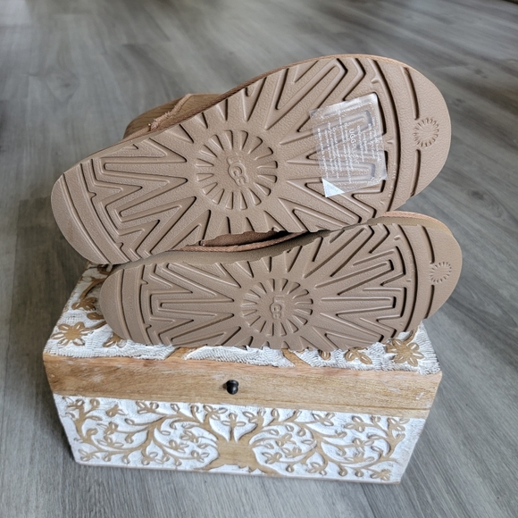 UGG Classic Short UGG Logo Suede Boot - Picture 8 of 8